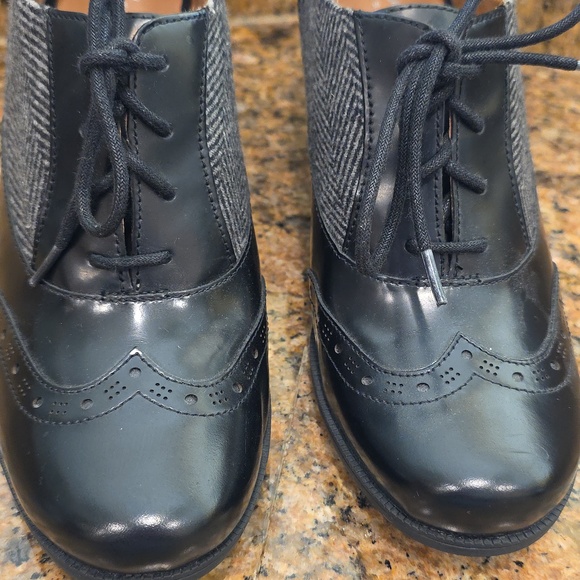 Clarks Artisan Lace Up Booties - SZ 9.5 - Picture 13 of 13